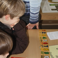 IMG_2958_Kinder_mit_Material_1 Montessori-Schulzentrum Leipzig - Neuigkeiten Eltern - Tag der offenen Tür