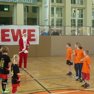 handballnikolaus_1 Montessori-Schulzentrum Leipzig - Neuigkeiten Grundschule 2013 - Moskitos vor ...noch ein Toooooor!