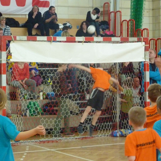 handballnikolaus_3 Montessori-Schulzentrum Leipzig - Neuigkeiten Grundschule 2013 - Moskitos vor ...noch ein Toooooor!