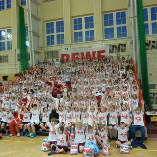 handballnikolaus_7 Montessori-Schulzentrum Leipzig - Neuigkeiten Grundschule 2013 - Moskitos vor ...noch ein Toooooor!