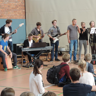 leitbildfest-band-1 Montessori-Schulzentrum Leipzig - Neuigkeiten - Neues Leitbild - starke Schule - Starkmacherschule