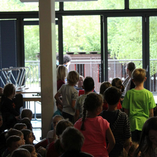 andachtpfingsten_03 Montessori-Schulzentrum Leipzig - Neuigkeiten Grundschule - Schüler machen eine PPP in der Aula