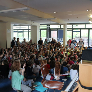 andachtpfingsten_04 Montessori-Schulzentrum Leipzig - Neuigkeiten Grundschule - Schüler machen eine PPP in der Aula