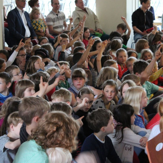andachtpfingsten_05 Montessori-Schulzentrum Leipzig - Neuigkeiten Grundschule - Schüler machen eine PPP in der Aula