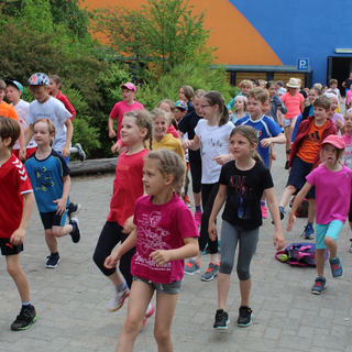 sporfest2018_07 Montessori-Schulzentrum Leipzig - Neuigkeiten Grundschule - Und rein in die roten Dosen!