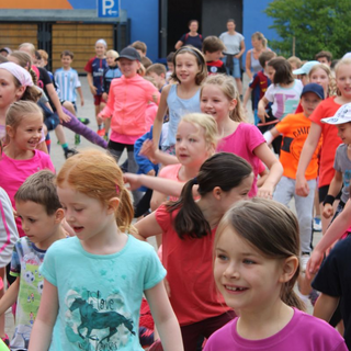 sporfest2018_08 Montessori-Schulzentrum Leipzig - Neuigkeiten Grundschule - Und rein in die roten Dosen!