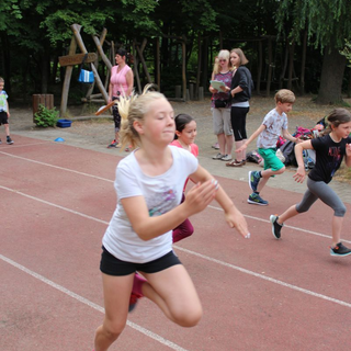 sporfest2018_22 Montessori-Schulzentrum Leipzig - Neuigkeiten Grundschule - Und rein in die roten Dosen!