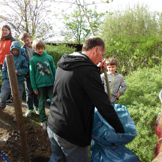 baumpflanzung_1 Montessori-Schulzentrum Leipzig - Neuigkeiten Grundschule 2014 - Ein neuer Baum für den Schulhof