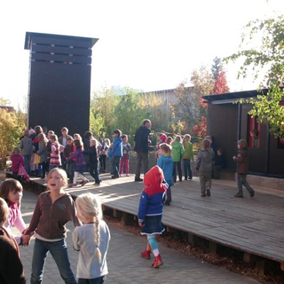 einweihung_1 Montessori-Schulzentrum Leipzig - Neuigkeiten Grundschule 2012 - Nun können die Kinder im Hof türmen!