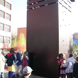 einweihung_2 Montessori-Schulzentrum Leipzig - Neuigkeiten Grundschule 2012 - Nun können die Kinder im Hof türmen!
