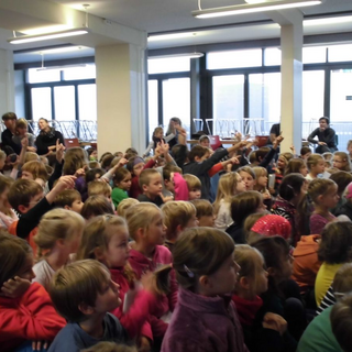 erntedank2013_1 Montessori-Schulzentrum Leipzig - Neuigkeiten Grundschule 2013 - Auch Raupen sind dankbar...