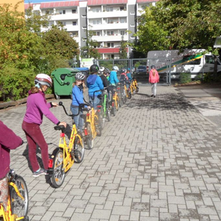 fahrrad2015_03 Montessori-Schulzentrum Leipzig - Neuigkeiten Grundschule - Kinder + Fahrräder + Polizisten = Fahrradausbildung