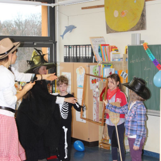 fasching2016_04 Montessori-Schulzentrum Leipzig - Neuigkeiten Grundschule - Monte alaaf!