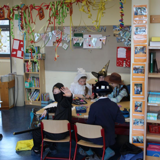 fasching2019_01 Montessori-Schulzentrum Leipzig - Neuigkeiten Grundschule - Hände hoch -