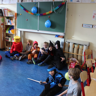 fasching2019_03 Montessori-Schulzentrum Leipzig - Neuigkeiten Grundschule - Hände hoch -