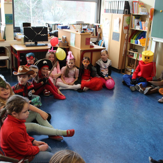 fasching2019_04 Montessori-Schulzentrum Leipzig - Neuigkeiten Grundschule - Hände hoch -