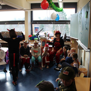 fasching2019_05 Montessori-Schulzentrum Leipzig - Neuigkeiten Grundschule - Hände hoch -