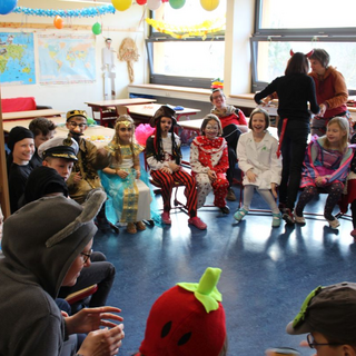 fasching2019_06 Montessori-Schulzentrum Leipzig - Neuigkeiten Grundschule - Hände hoch -