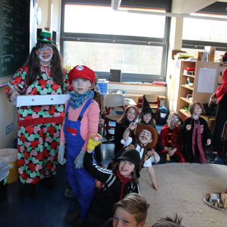 fasching2019_08 Montessori-Schulzentrum Leipzig - Neuigkeiten Grundschule - Hände hoch -