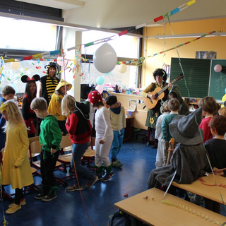 fasching2019_13-1 Montessori-Schulzentrum Leipzig - Neuigkeiten Grundschule - Hände hoch -