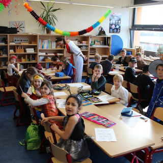 fasching2019_16 Montessori-Schulzentrum Leipzig - Neuigkeiten Grundschule - Hände hoch -