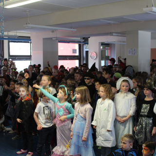 fasching2019_17 Montessori-Schulzentrum Leipzig - Neuigkeiten Grundschule - Hände hoch -