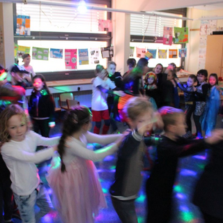 fasching2019_23 Montessori-Schulzentrum Leipzig - Neuigkeiten Grundschule - Hände hoch -