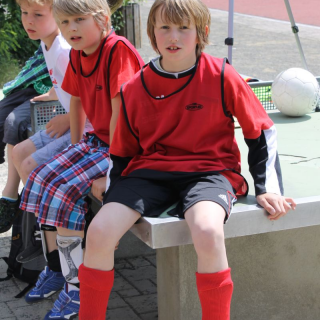 flurpokal2014_01 Montessori-Schulzentrum Leipzig - Neuigkeiten Grundschule 2014 - WM? Nein. Flurpokal? Ja!!