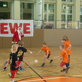 handballnikolaus_2 Montessori-Schulzentrum Leipzig - Neuigkeiten Grundschule 2013 - Moskitos vor ...noch ein Toooooor!
