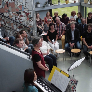 helgardabschied_02 Montessori-Schulzentrum Leipzig - Neuigkeiten Grundschule - Kinder und Erwachsene sagen: Tschüß!