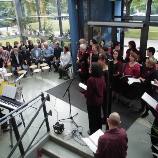 helgardabschied_03 Montessori-Schulzentrum Leipzig - Neuigkeiten Grundschule - Kinder und Erwachsene sagen: Tschüß!