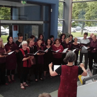 helgardabschied_04 Montessori-Schulzentrum Leipzig - Neuigkeiten Grundschule - Kinder und Erwachsene sagen: Tschüß!