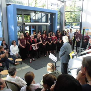 helgardabschied_05 Montessori-Schulzentrum Leipzig - Neuigkeiten Grundschule - Kinder und Erwachsene sagen: Tschüß!