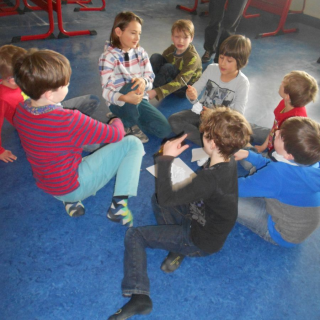 genderdel_08-4-jungs---versuch-1-mit-papierknllern-und-stben Montessori-Schulzentrum Leipzig - Neuigkeiten Grundschule - „Hü oder Hott: Jungs sind anders… Mädchen auch.“