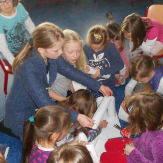 genderdel_22-5-mdchen---wir-arbeiten-hand-in-hand Montessori-Schulzentrum Leipzig - Neuigkeiten Grundschule - „Hü oder Hott:  Jungs sind anders… Mädchen auch.“ 