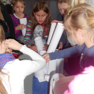 genderdel_23-6-mdchen---alles-ordentlich-befestigen Montessori-Schulzentrum Leipzig - Neuigkeiten Grundschule - „Hü oder Hott: Jungs sind anders… Mädchen auch.“