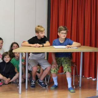 knguruaus-2018_01 Montessori-Schulzentrum Leipzig - Neuigkeiten Grundschule - Eine Menge Kängurus auf der Bühne