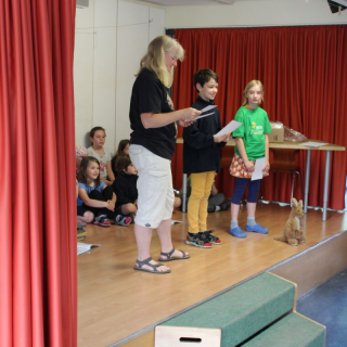 knguruaus-2018_03 Montessori-Schulzentrum Leipzig - Neuigkeiten Grundschule - Eine Menge Kängurus auf der Bühne