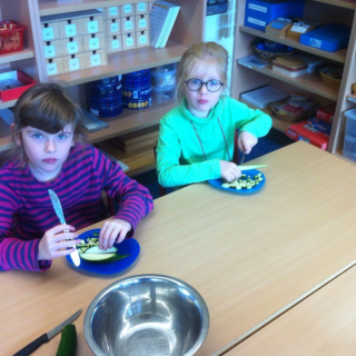 ktzchenkochen_07 Montessori-Schulzentrum Leipzig - Neuigkeiten Grundschule - Kätzchen kochen?