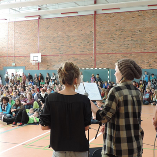 leitbildfest-band-publikum Montessori-Schulzentrum Leipzig - Neuigkeiten - Neues Leitbild - starke Schule - Starkmacherschule