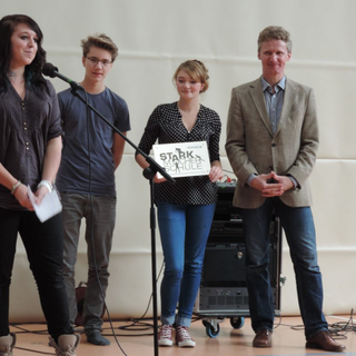 leitbildfest-bergabe-starkmacherplakette Montessori-Schulzentrum Leipzig - Neuigkeiten - Neues Leitbild - starke Schule - Starkmacherschule