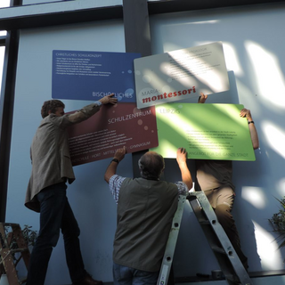 leitbildtafel-anbringung-foyer Montessori-Schulzentrum Leipzig - Neuigkeiten - Neues Leitbild - starke Schule - Starkmacherschule