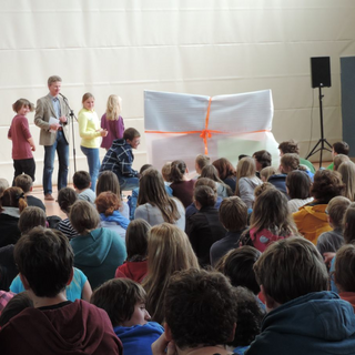 leitbildtafel-enthllung-1 Montessori-Schulzentrum Leipzig - Neuigkeiten - Neues Leitbild - starke Schule - Starkmacherschule