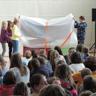 leitbildtafel-enthllung-3 Montessori-Schulzentrum Leipzig - Neuigkeiten - Neues Leitbild - starke Schule - Starkmacherschule
