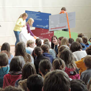 leitbildtafel-enthllung-4 Montessori-Schulzentrum Leipzig - Neuigkeiten - Neues Leitbild - starke Schule - Starkmacherschule