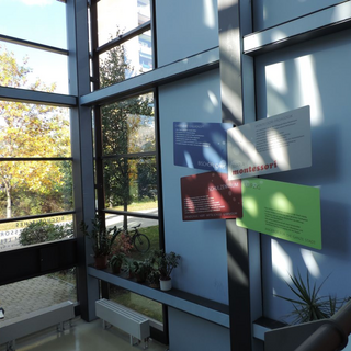 leitbildtafel-im-foyer Montessori-Schulzentrum Leipzig - Neuigkeiten - Neues Leitbild - starke Schule - Starkmacherschule