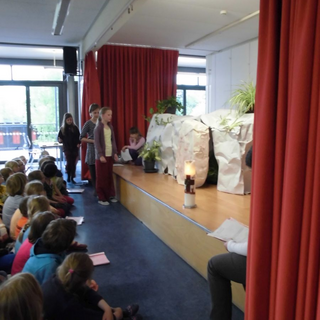 osterandacht_1 Montessori-Schulzentrum Leipzig - Neuigkeiten Grundschule 2014 - Der Stein ist weg...