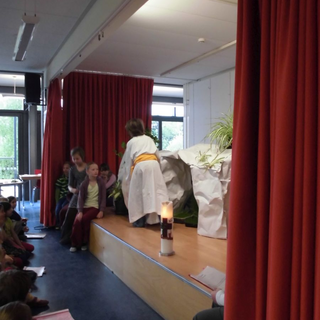 osterandacht_2 Montessori-Schulzentrum Leipzig - Neuigkeiten Grundschule 2014 - Der Stein ist weg...