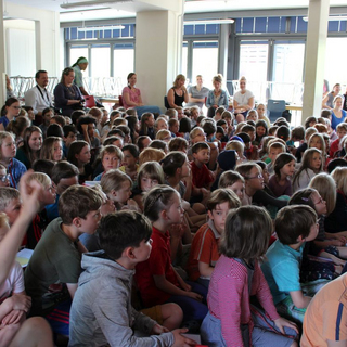 pfingstandacht2017_01 Montessori-Schulzentrum Leipzig - Neuigkeiten Grundschule - Was hat Pfingsten denn mit Obst zu tun?