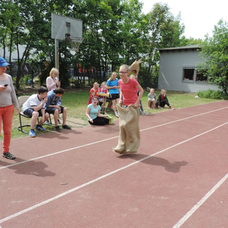 sportfest5 Montessori-Schulzentrum Leipzig - Neuigkeiten - Treppenlauf, Gesäßrutschen und Co